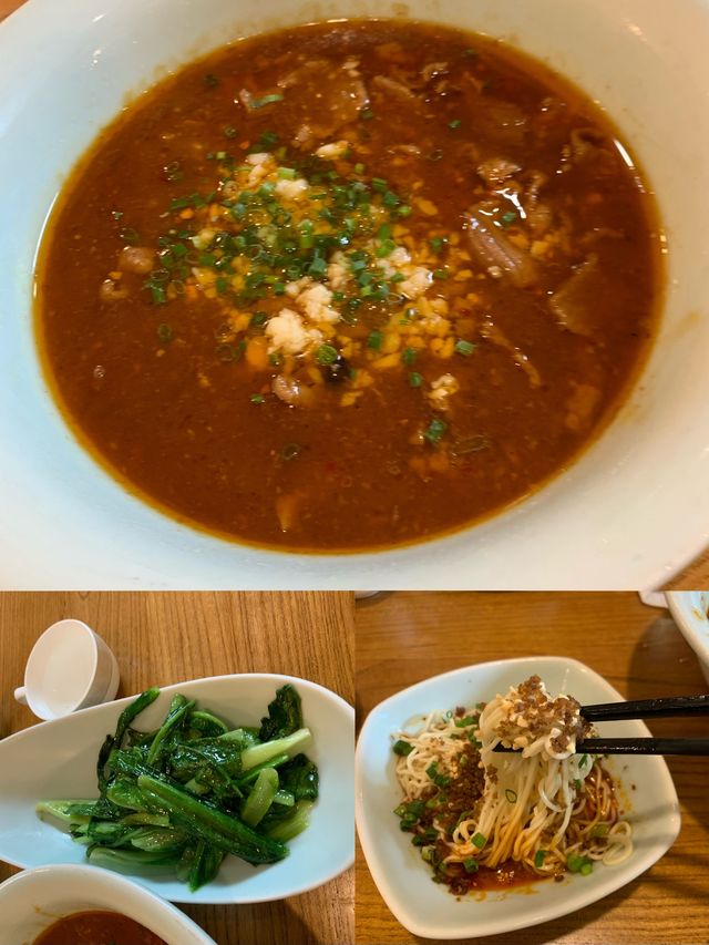 "探索成都美食：金熊猫餐厅(寬巷子店) 寬窄巷子美味之旅！"