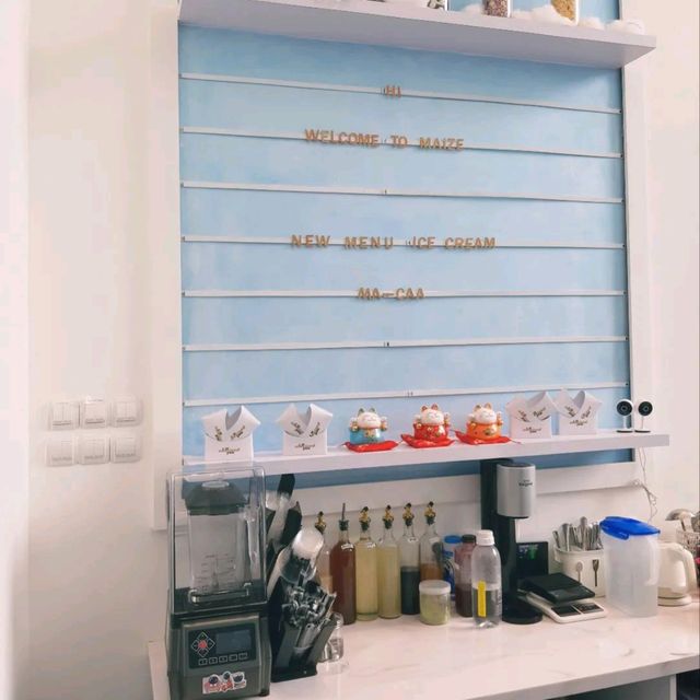 THERE'S AN ICE CREAM AND CEREAL BAR IN PIK WITH ADORABLE CLOUD-THEMED DECOR