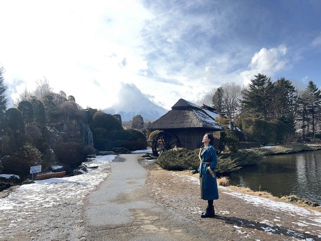 日本忍野八海有着传统草屋、缓慢转动的水车以及令人惊艳的富士山风景