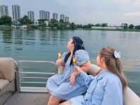 ล่องเรือ ริมทะเลสาบ เมืองทอง 🚤 