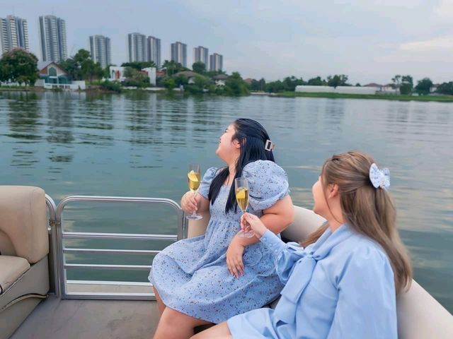 ล่องเรือ ริมทะเลสาบ เมืองทอง 🚤 