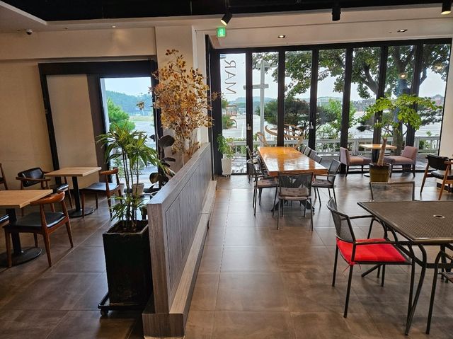 A nice and cozy cafe at the entrance of Anmyeondo