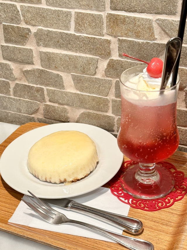 テレビでも有名なデンマークチーズケーキ✨スポンジの上に伸び〜るチーズ🧀