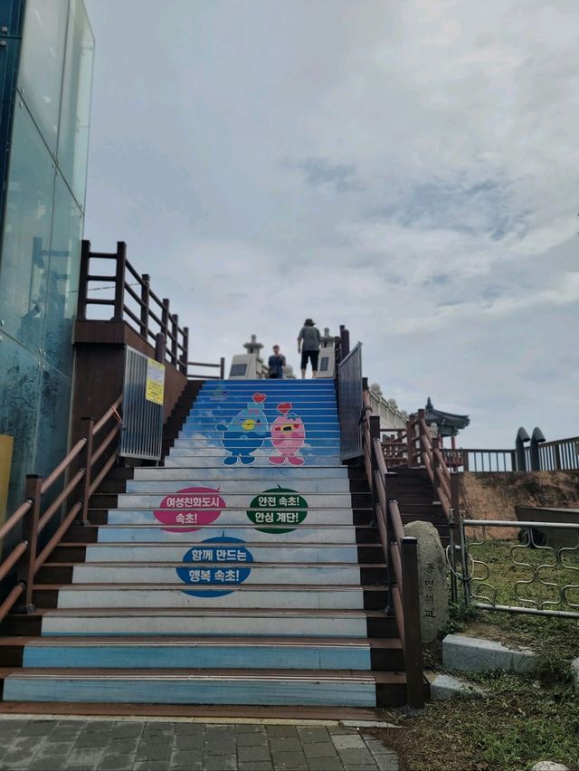 바다위 바다위 두개의 정자가 있는 영금정🩵