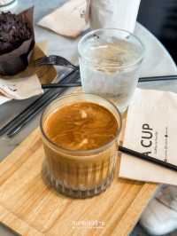 นั่งทำงานชิลๆ ในร้านกาแฟริมแม่น้ำเจ้าพระยา