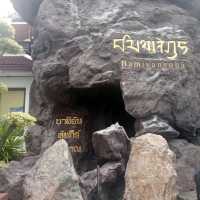 วัดสระเกศ วัดที่มีถ้ำและภูเขาจำลอง กลางกรุงเทพ✨️