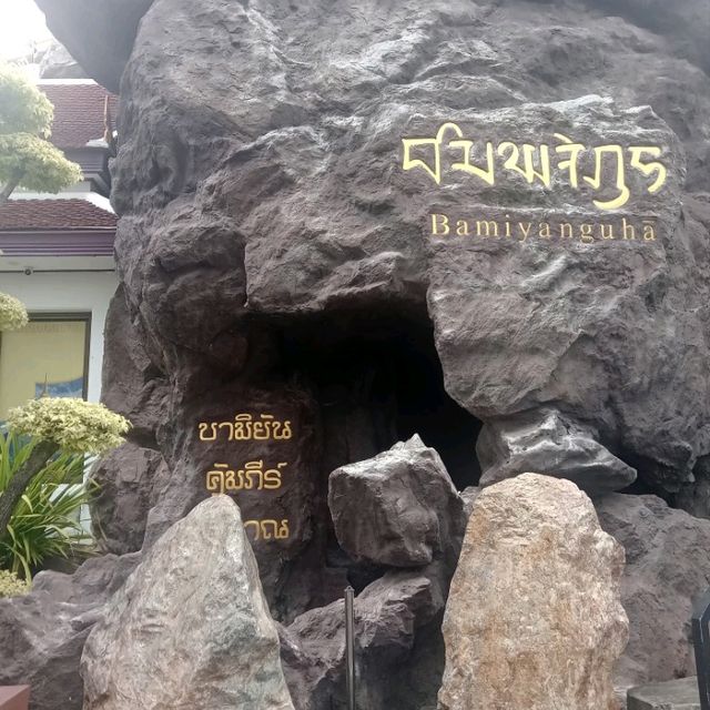 วัดสระเกศ วัดที่มีถ้ำและภูเขาจำลอง กลางกรุงเทพ✨️