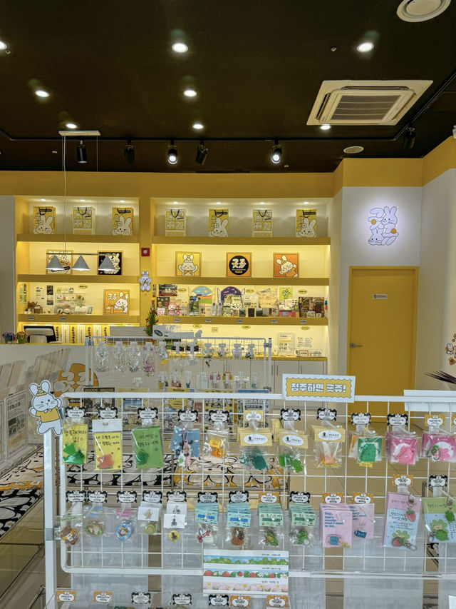 청주만의 굿즈를 만날 수 있는 소품샵