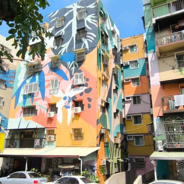 高雄景點！衛武迷迷村，全台最大、最高彩繪村，全台首座大型壁畫社區。