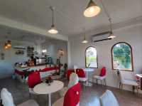 คาเฟ่สไตล์มินิมอล กลางทุ่งนาสิงห์บุรี