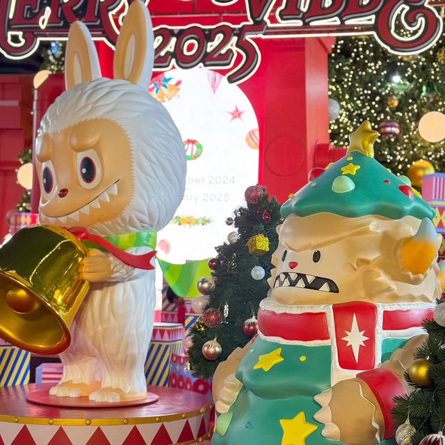 “ต้นคริสต์มาส Art Toys” 🎄  ที่สูงที่สุดในเอเชียตะ