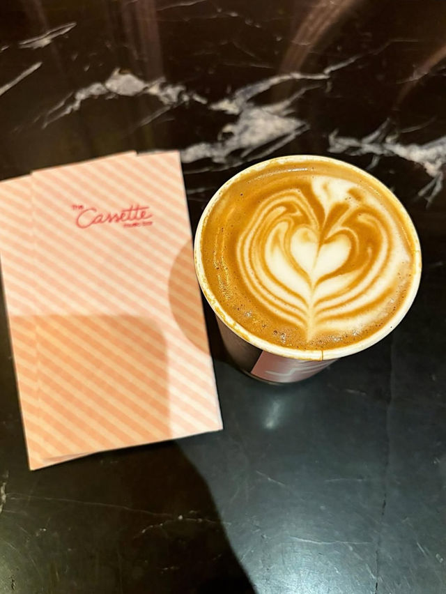 The Cassette Coffee Bar  คาเฟ่สีชมพู—ย่านสยาม 🌸☕️