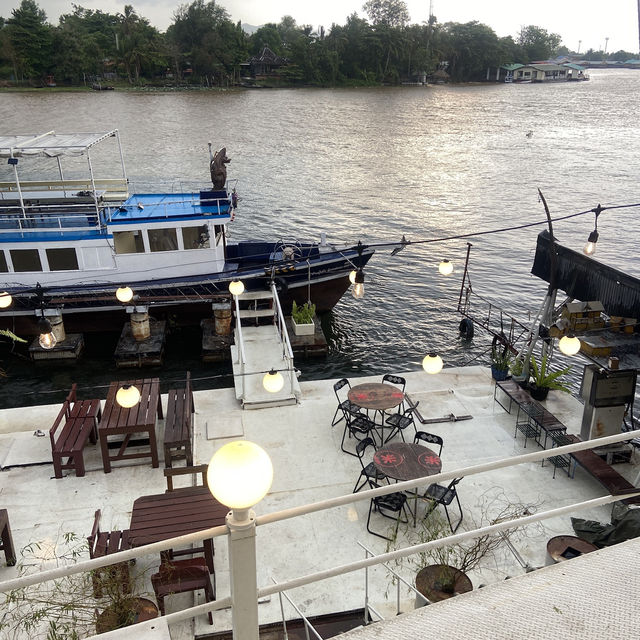 หมี่ ข้าวต้ม ร้านลับริมน้ำตัวเมืองกาญจนบุรี 