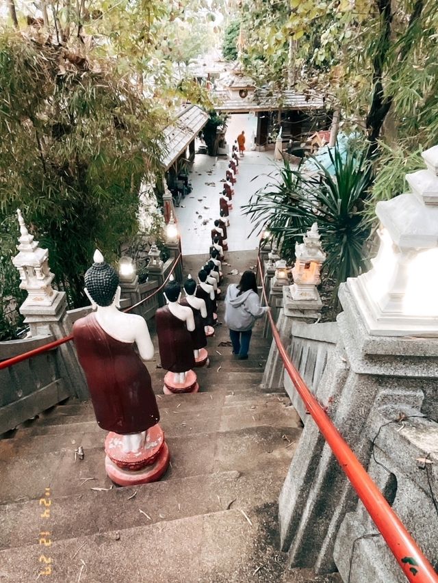 ที่เที่ยวลำพูน วัดพระพุทธบาทผาหนาม