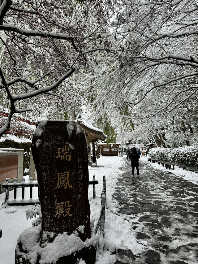 【宮城×冬の旅】伊達政宗を祀る霊廟  雪に包まれ白と黒のコントラストが素晴らしい