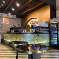 คาเฟ่สุดหรูที่ตั้งอยู่ในท่าเรือ Royal Phuket Marin