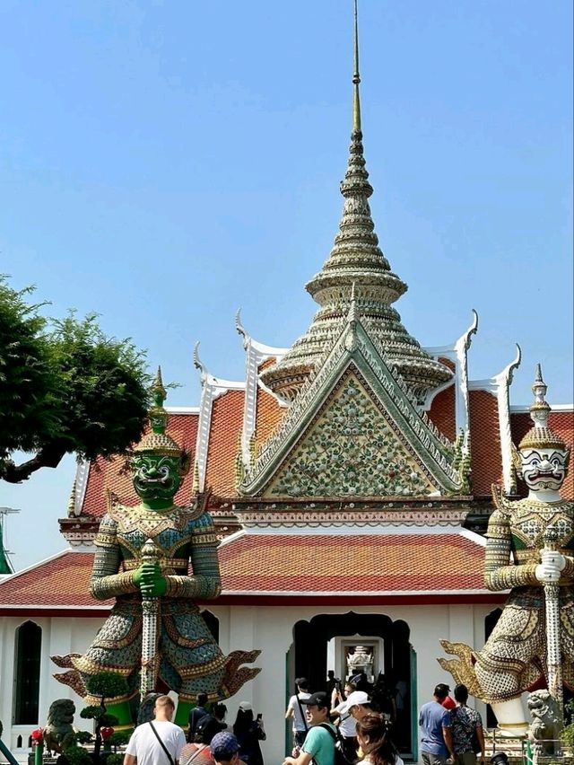 ✨ Wat Arun: The Temple of Dawn’s Majestic Beauty! 🌅🏯