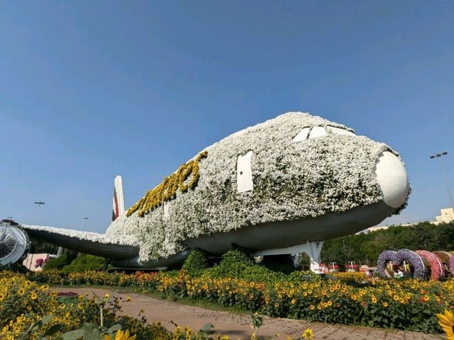 花を使った大スケールの作品に写真撮影が止まらない「ドバイ奇跡の庭園」