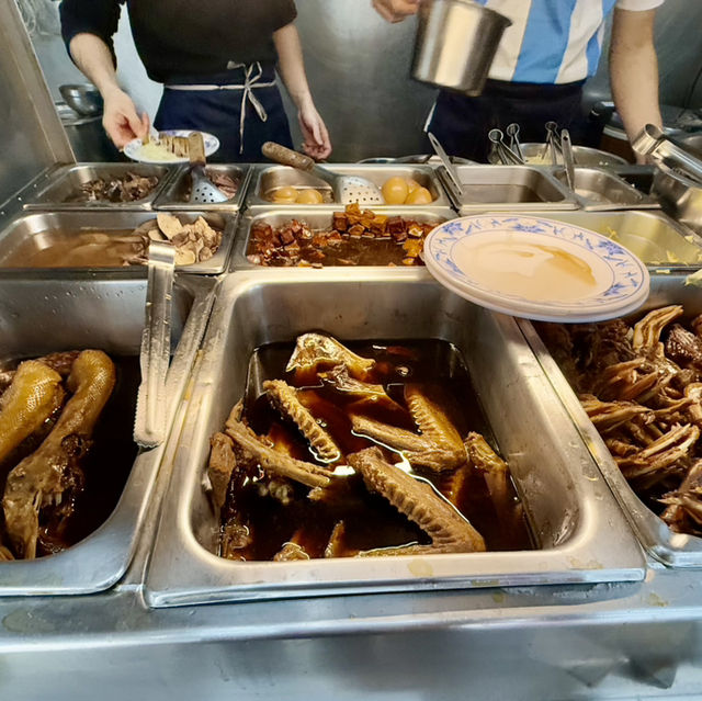 高雄金城鴨肉麵專賣店.在大立百貨公司正對面.美食小吃值得推薦大家