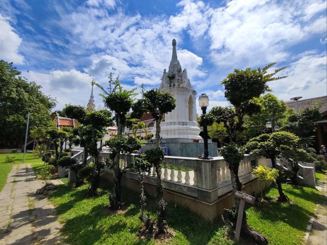 พามากราบสักการะ พระบรมอัฐิพระนางจามเทวี