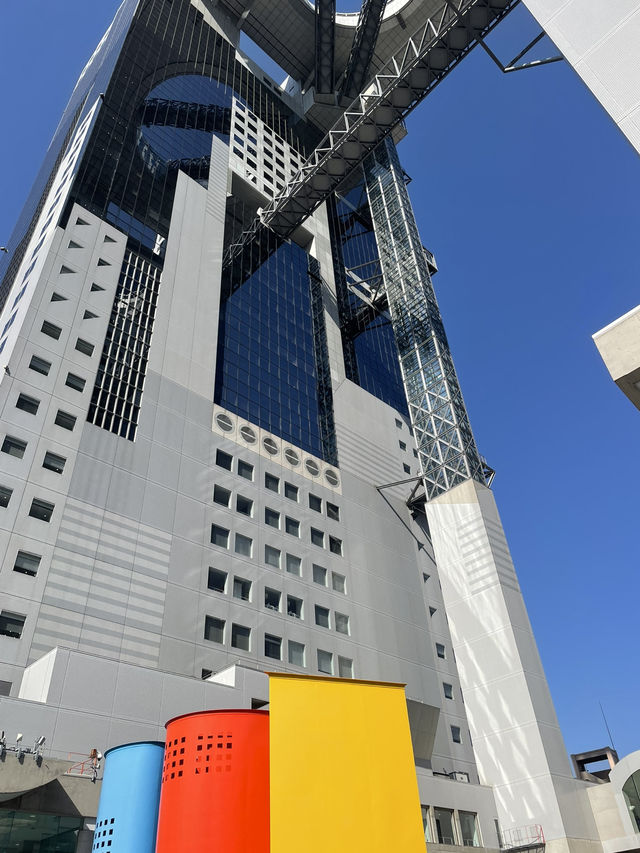  오사카 전망대는 제각기 다른 느낌이네요. 그중 빌딩숲에서 누비는 하늘공원 우메다 스카이 빌딩이 탑이네요.