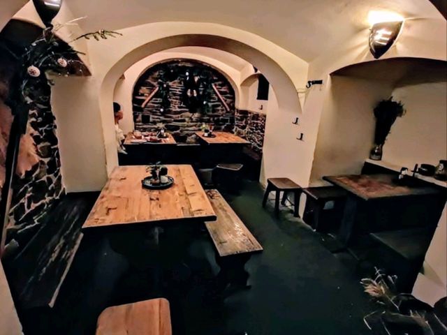 在洞穴中吃豬肋排？CK小鎮的地窖餐廳 Krčma Šatlava