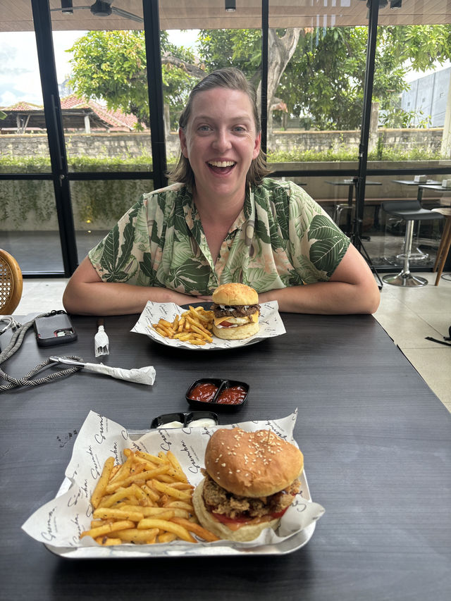 The Best Burger in Waingapu? Soemba Cafe & Resto Has My Vote! 🍔🔥