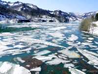【新潟県】ここでしか見られない！山の流氷「破間川の雪流れ」