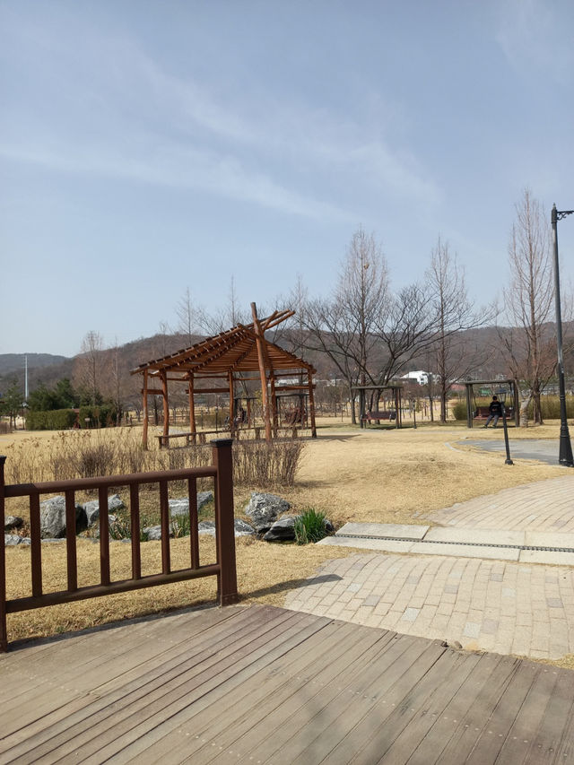 호수를 바라보며 쉬어 가기 좋은 곳