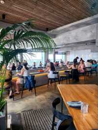 🇦🇺 Stunning beachfront dining area in Gold Coast, Australia