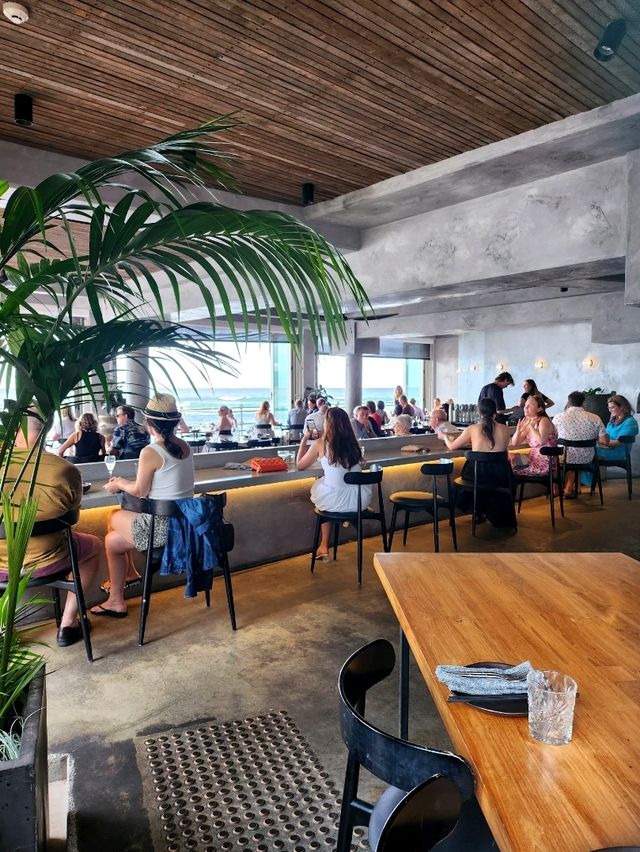 🇦🇺 Stunning beachfront dining area in Gold Coast, Australia