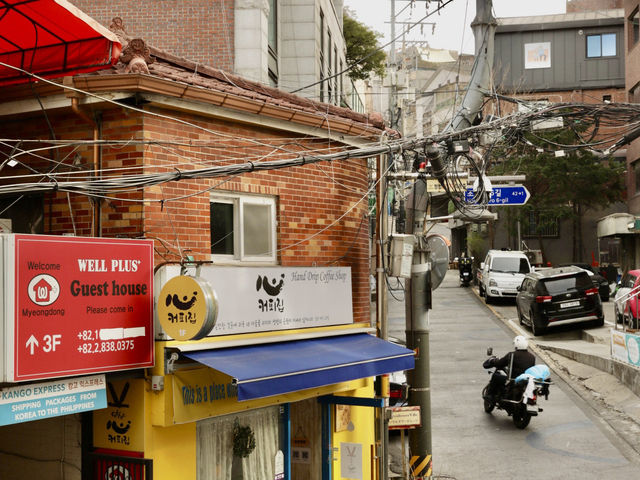首爾｜在明洞漫畫街，遇見一條開滿鮮花的彩色街道｜旅途中最意外的溫柔時刻