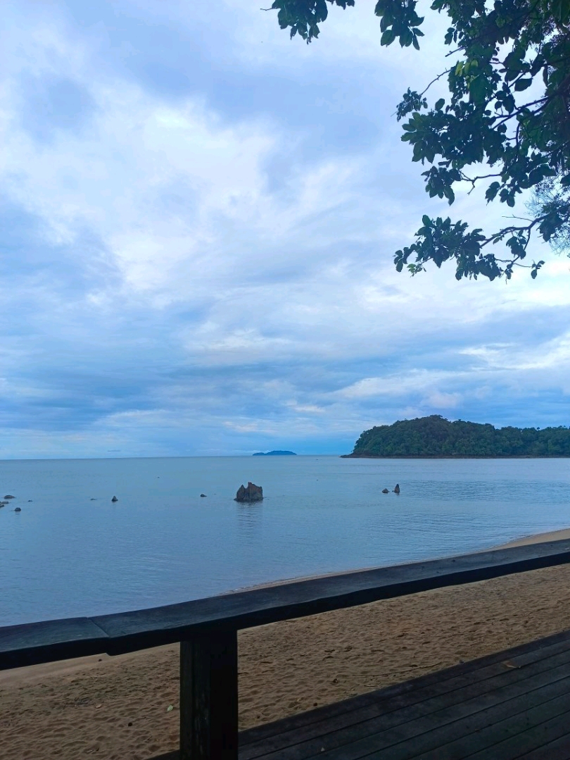 Чуть больше чем в 100 километрах от Кучинга находится самый красивый и чистый пляж в городе. Мангровые заросли полны звуков насекомых, что просто чудесно. В море много креветок-волосатиков, которых можно поймать десятками. Можно также порыбачить. Шум морского бриза расслабляет. Вечером здесь подают восхитительные морепродукты и местные деликатесы. Можно также отправиться на остров посмотреть на черепах. Всё очень душевно.