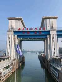 兩壩一峽遊船在葛洲壩體會一下水漲船高的感覺