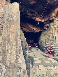 建造在岩石裡的祇園神社