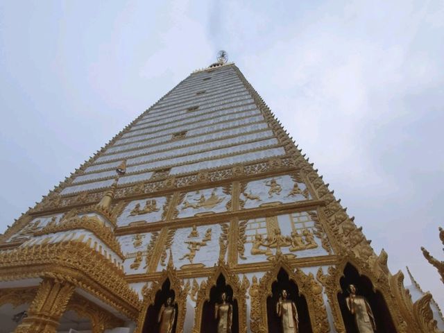 วัดพระธาตุหนองบัว ความสวยงามในอุบลราชธานี