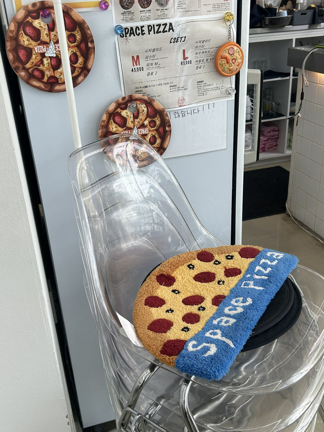 감성 인테리어에 피자까지 완벽한 스페이스 피자👽🚀🍕