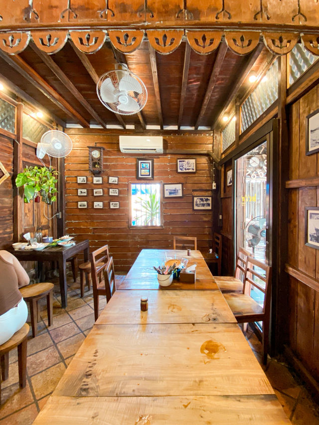 Nostalgic restaurant with great Thai food