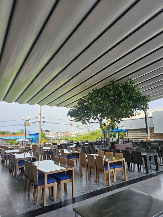 La Canal Cafe Bar & Restaurant