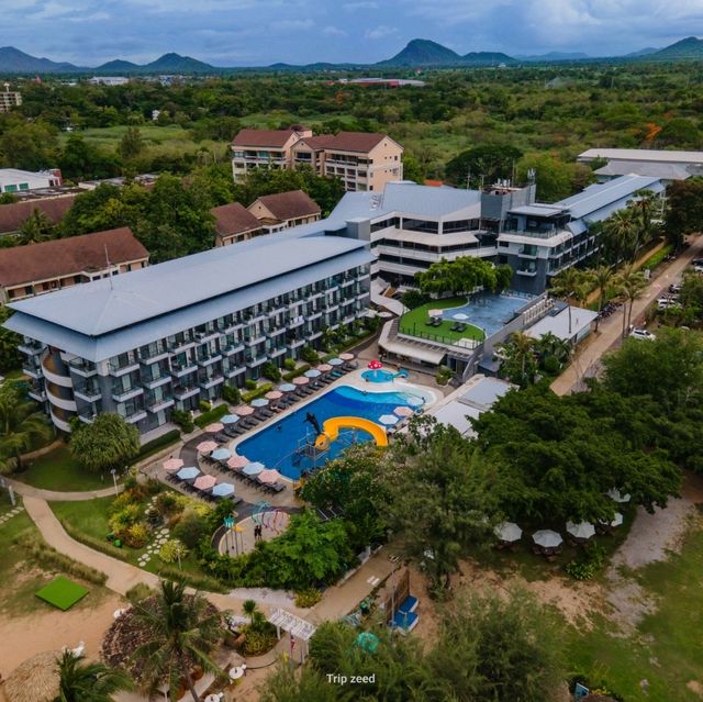โรงแรมติดริมทะเลชะอำ สระว่ายน้ำพร้อมสไลเดอร์ 