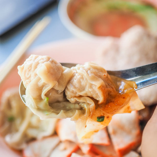 เจ๊ไก่บะหมี่เกี๊ยวร้อยปี 