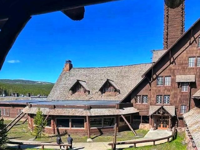 Historic Charm at Old Faithful Inn – Yellowstone’s Iconic Stay