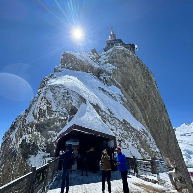 戰戰兢兢的走向南針峰峰頂觀景台眺望白朗峰