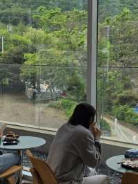 경치를 바라보며 머무는 여유의 공간 🌿☕️🌫️