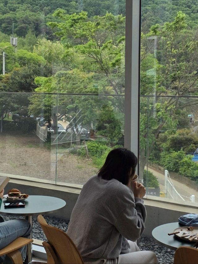 경치를 바라보며 머무는 여유의 공간 🌿☕️🌫️