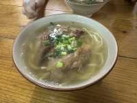 【亀かめそば｜かめかめそば】 那覇・若狭の地元食堂で味わう、コスパ抜群の沖縄そば