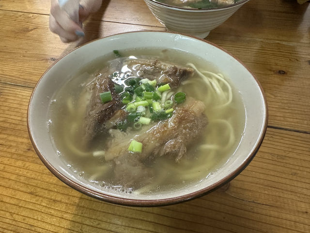 【亀かめそば｜かめかめそば】 那覇・若狭の地元食堂で味わう、コスパ抜群の沖縄そば
