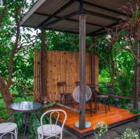 คาเฟ่เล็กๆในสวนบรรยากาศสุดชิลล์ร่มรื่น นั่งจิบกาแฟ