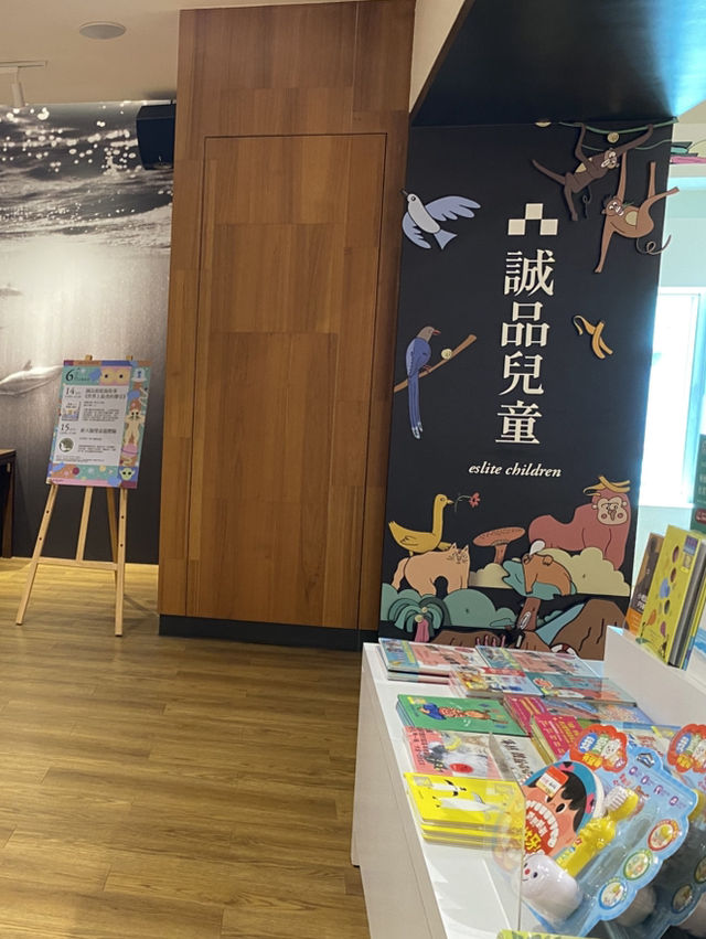 誠品書店 📘📙 花蓮 天空雲朵 ☁️ 燈