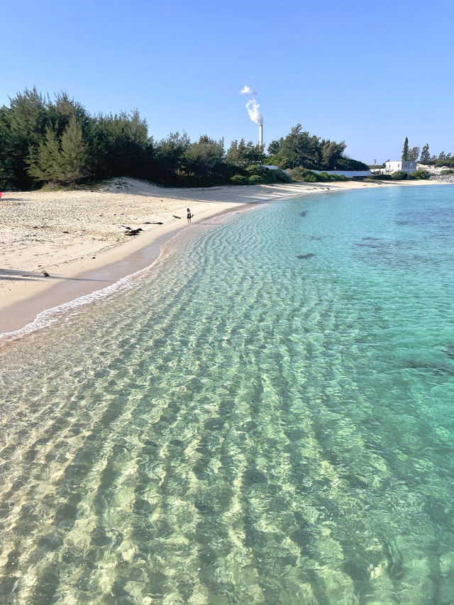 町のすぐそばにこの透明度！？与論島・茶花海岸でひと休み